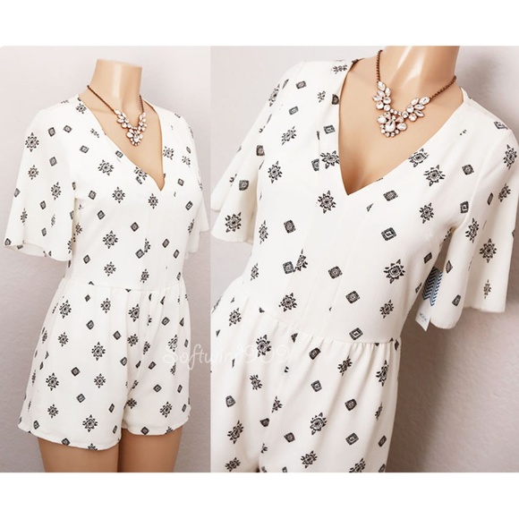 Minimi USA Dresses & Skirts - ☝️Last one ☝️Ivory V Neck Flutter Boho CUTE Romper